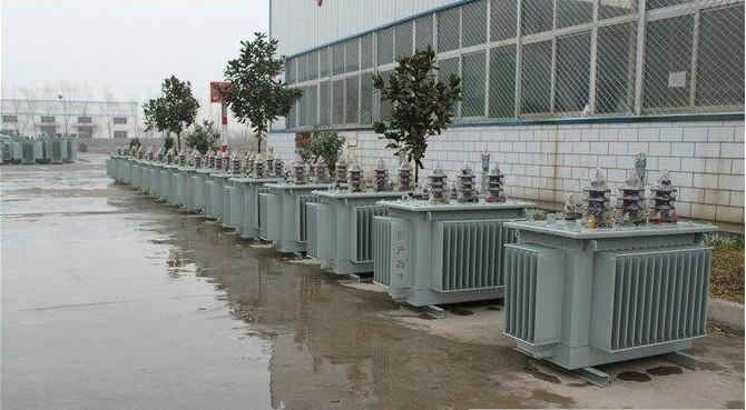 油浸式變壓器的保養(yǎng)如何去做？預防滲漏油：油浸式變壓器在油箱內(nèi)充滿變壓器油，裝配中依靠緊固件對耐油橡膠元件加壓而密封。